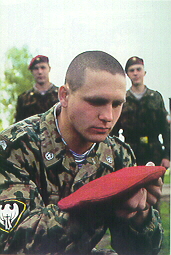 redberet.jpg (67068 bytes)